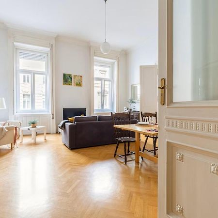 Bourgeois Elegance In The Heart Of Будапеща Екстериор снимка