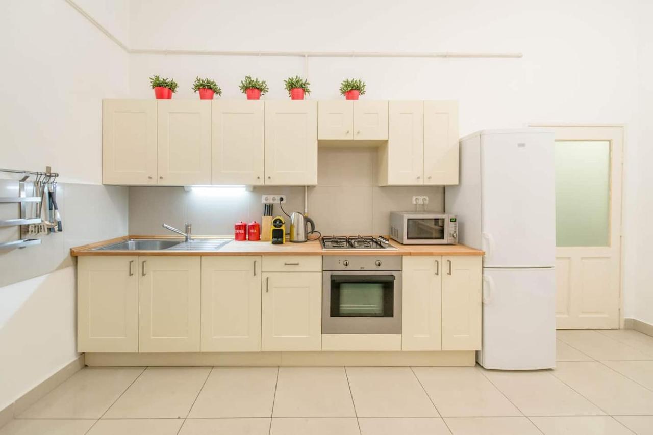 Bourgeois Elegance In The Heart Of Будапеща Екстериор снимка