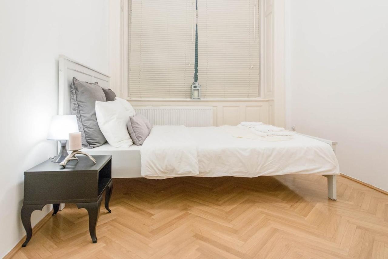 Bourgeois Elegance In The Heart Of Будапеща Екстериор снимка