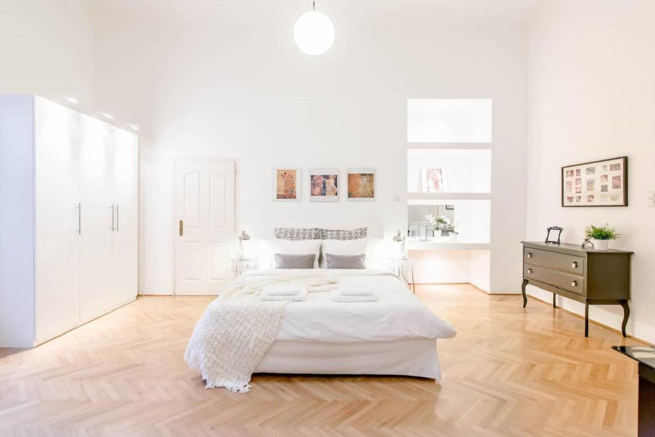 Bourgeois Elegance In The Heart Of Будапеща Екстериор снимка