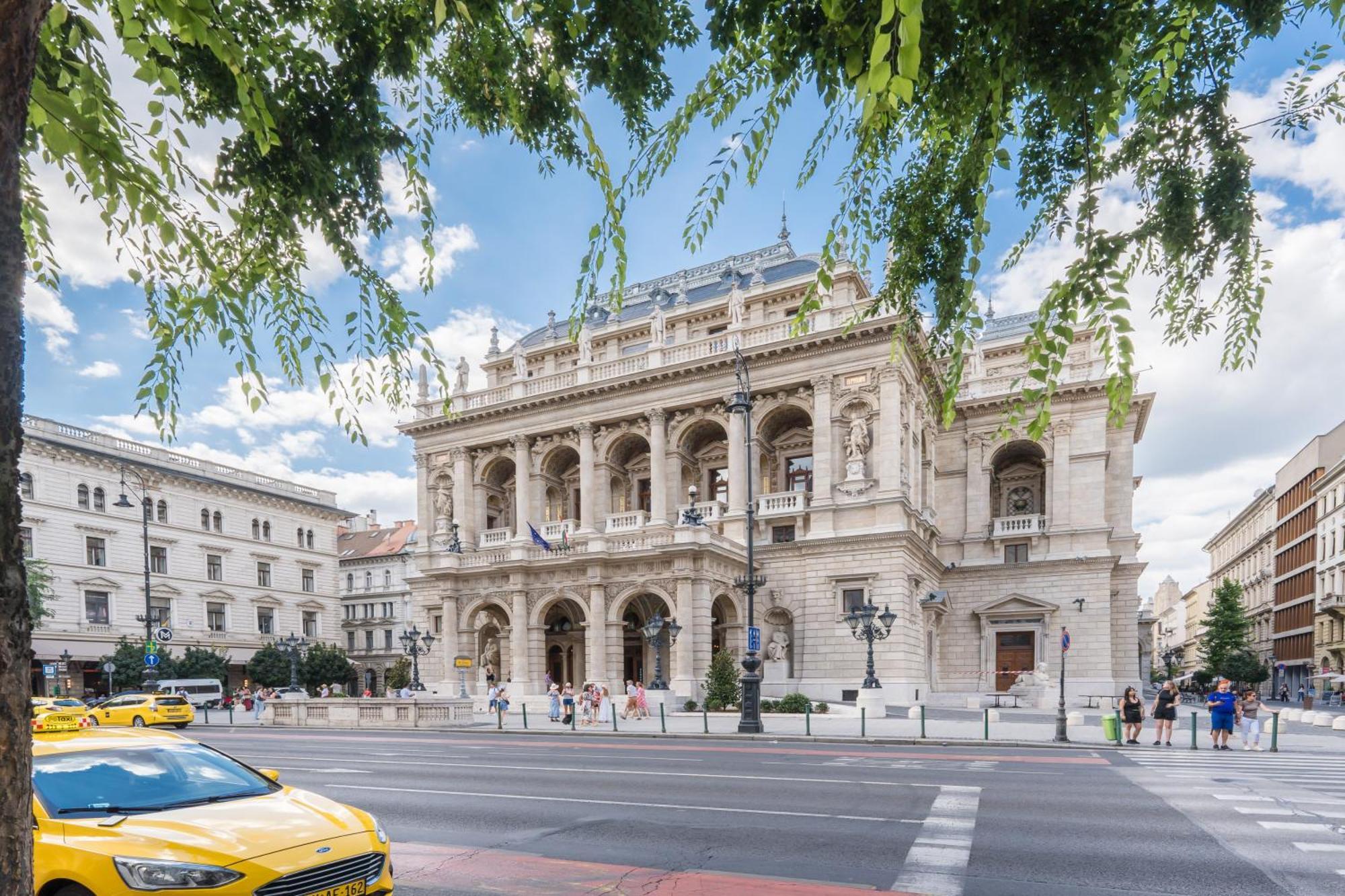 Bourgeois Elegance In The Heart Of Будапеща Екстериор снимка